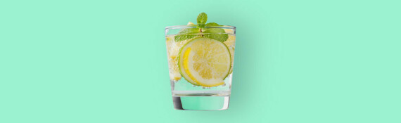 Sử dụng cocltail và soda, chanh để giảm cơn buồn nôn (Nguồn healthline.com)