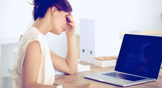 Làm việc với máy tính liên tục có thể gây đau đầu do căng thẳng.Nguồn ảnh: verywellheatlth.com
