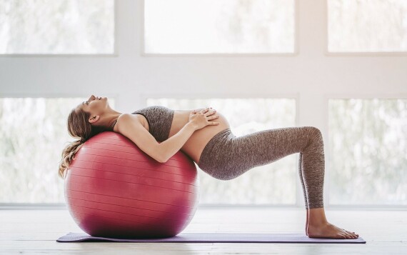Tập thể dục nhẹ nhàng có thể cải thiện tình trạng chóng mặt trong thai kỳ. Nguồn ảnh: Onemedical.com