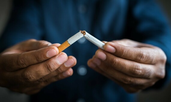 Hút thuốc hay hít phải khói thuốc lá là nguyên nhân dẫn đến một số bệnh lý như ung thư, hen suyễn và nhiễm trùng đường hô hấp. Nguồn ảnh: Helpguide.com