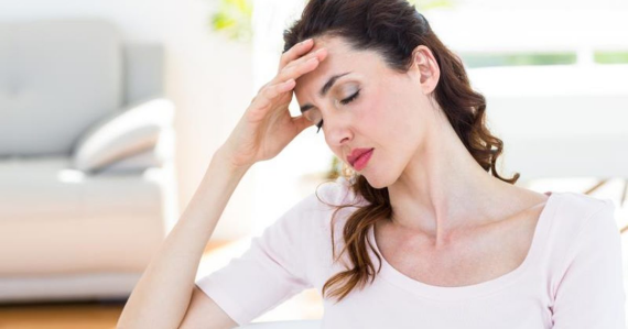 Sau khi đặt vòng tránh thai nội tiết, bạn có thể gặp phải một số tác dụng phụ như đau đầu, buồn nôn,... Nguồn ảnh: warragulchiropracticcentre.com.au