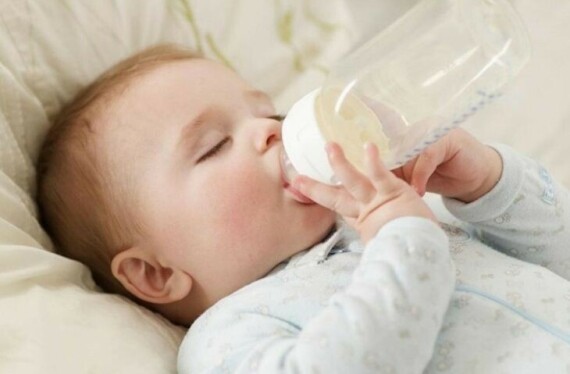 Bé bú bình sớm bỏ bú mẹ dễ gây mất sữa
