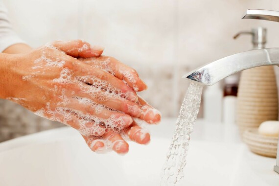 Rửa tay đúng cách, thường xuyên bằng nước sạch và xà phòng là một phương pháp hiệu quả để bảo vệ bạn khỏi nhiễm vi rút. Nguồn ảnh: Munsonhealthcare.org