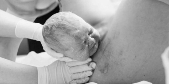 Trong quá trình sinh nở qua đường âm đạo, màng trinh đôi khi có thể bị rách, do bị kéo căng khi đầu của em bé lọt qua hoặc bằng một vết rạch tầng sinh môn. (nguồn: africaparent.com)