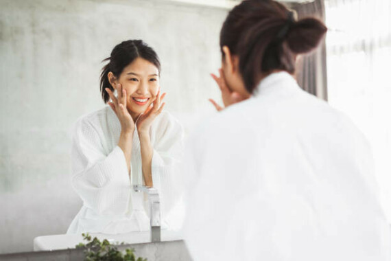 Asian woman cleaning face front of mirror, skin care and cosmetic removal concept Asian woman cleaning face front of mirror, skin care and cosmetic removal concept skin care stock pictures, royalty-free photos & imagesLecithin thường được bổ sung trong các sản phẩm chăm sóc da  Nguồn: iStock