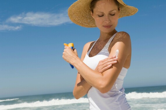 Bảo vệ làn da dưới ánh nắng mặt trời khi bạn ở ngoài trời trong thời gian dài. Nguồn ảnh: www.thesun.co.uk