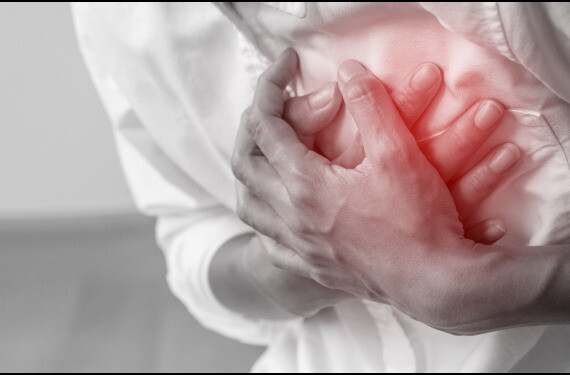 Triệu chứng phổ biến nhất của thiếu máu cơ tim là cơn đau thắt ngực thường ở bên trái của cơ thể. (nguồn: bio-vega.com)