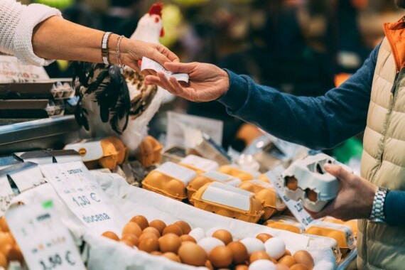Mua trứng từ người bán có uy tín có thể giảm nguy cơ ngộ độc thực phẩm.