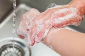 Rửa tay thường xuyên với xà phòng giúp ngăn ngừa các bệnh nhiễm trùng và sốt. Theo nguồn: parkview.com.