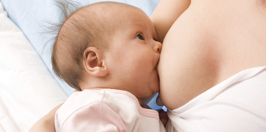 Trẻ sơ sinh bú sữa mẹ. Nguồn: thetot.com