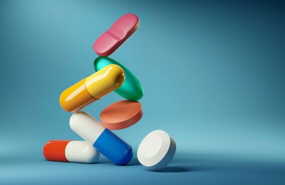 Uống thuốc kháng sinh để điều trị viêm amidan. Nguồn: theconversation.com