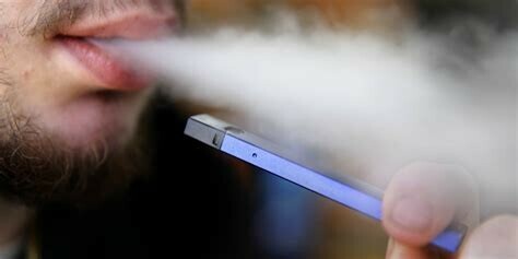 Nguồn ảnh : factsherald.com . Juuling là một thuật ngữ khác của vaping. Nó đề cập đến việc sử dụng một loại thuốc lá điện tử đặc biệt trông giống như một chiếc USB và được giới trẻ ưa chuộng. 