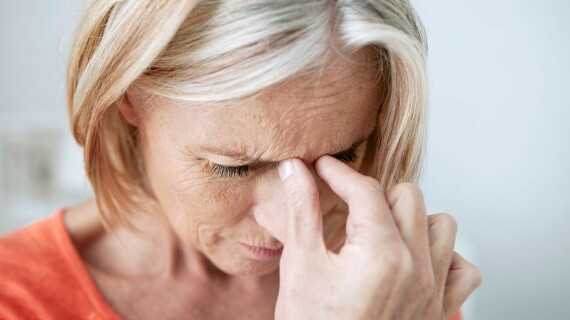 Viêm xoang thường gây đau đầu ở vùng phía trước mặt ( nguồn ảnh: https://www.everydayhealth.com/)