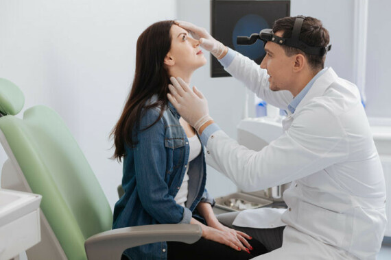 Bác sĩ tai mũi họng đang kiểm tra tình trạng viêm mũi xoang của người bệnh ( nguồn ảnh: https://www.shirecosmetic.com.au/)