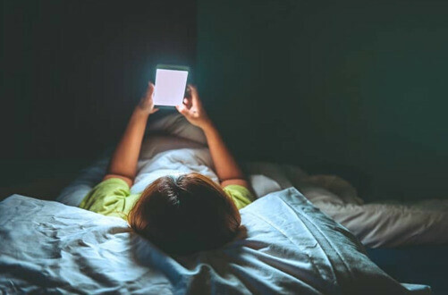 Giữ cho bộ não được kích thích đến tối muộn, chẳng hạn như làm việc muộn, chơi trò chơi điện tử, hoặc sử dụng các thiết bị điện tử khác có thể gây mất ngủ. (nguồn: terrycralle.com)