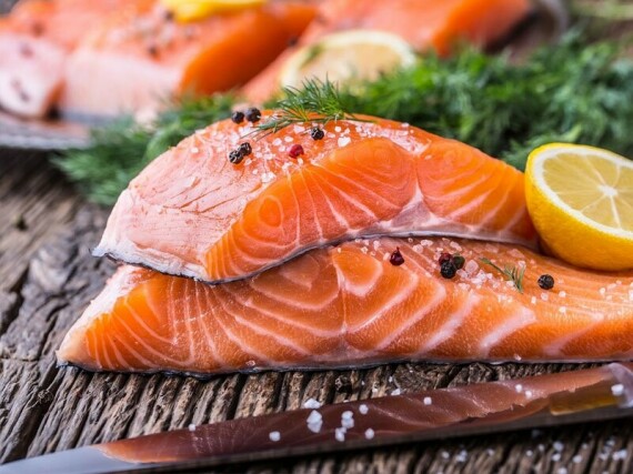 Cá hồi có chứa rất nhiều axit béo omega-3, vitamin B12 và các khoáng chất khác. Nguồn ảnh: Pinterest