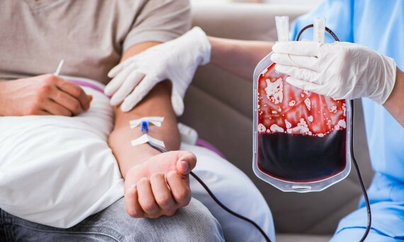 Bệnh nhân mắc thalassemia mức độ nghiêm trọng sẽ phải truyền máu vài tuần một lần. Nguồn ảnh: accessfreevpn.com
