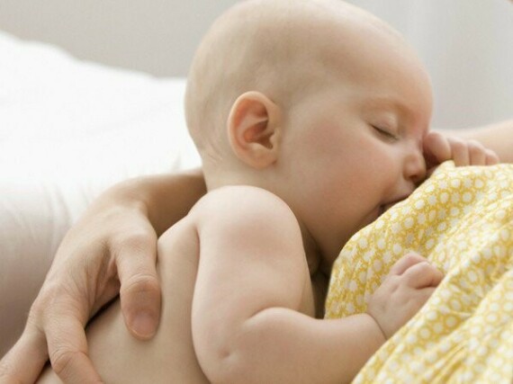 Cho trẻ bú sữa non ngay sau sinh để phòng ngừa vàng da. Nguồn ảnh: vinmec.com