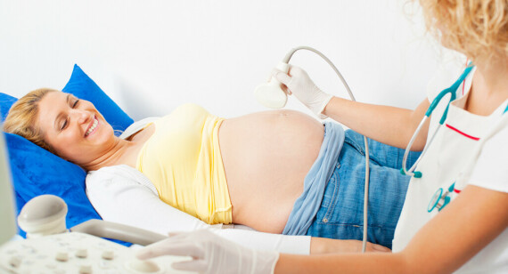 Bác sĩ đo chỉ số ối giúp dự báo tình trạng sức khỏe của thai, nguồn ảnh babycenter.com.au
