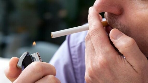 Hút thuốc lá là một trong những yếu tố nguy cơ chính. Nguồn ảnh: food.ndtv.com