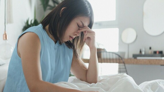 Khi dùng Atropine có thể gặp một số tác dụng phụ như đau đầu, buồn ngủ, chóng mặt,…(nguồn ảnh: medicalnewstoday.com)