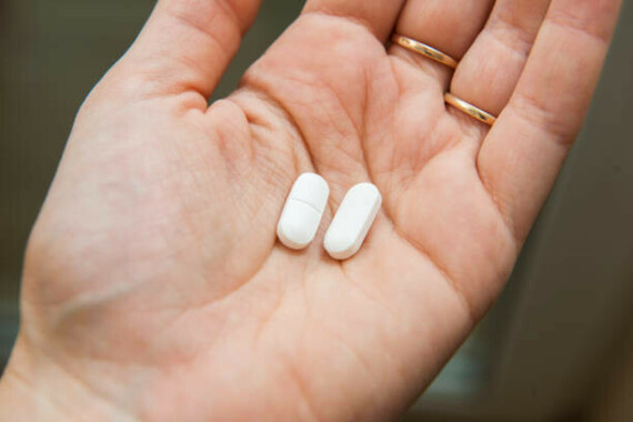 Sử dụng paracetamol và một số loại thuốc giảm đau không kê đơn khác có thể giúp làm dịu cơn đau. Nguồn ảnh: istockphoto.com