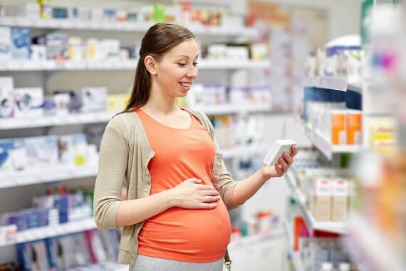 Phụ nữ mang thai và cho con bú nên hỏi ý kiến bác sĩ trước khi dùng bất kỳ loại thuốc nào.   Nguồn ảnh: farmasigirisim.com