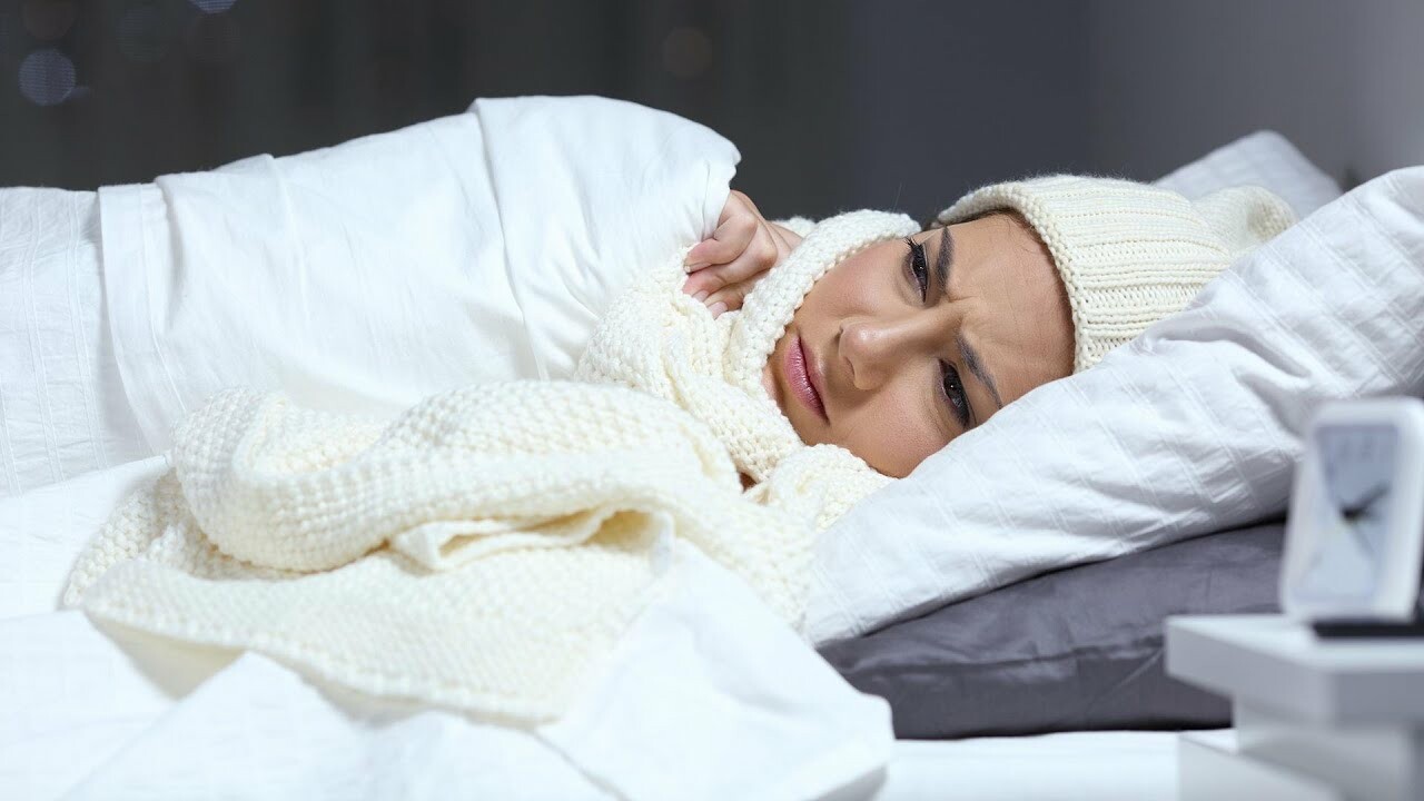 Ớn lạnh và sốt là những triệu chứng thường gặp trên bệnh nhân ngộ độc thực phẩm. Nguồn ảnh: Youtube.com