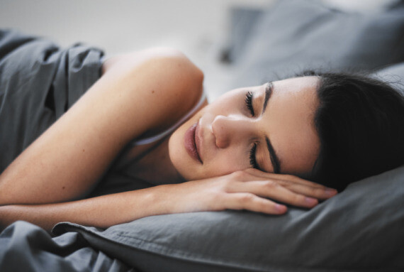 Hãy ưu tiên giấc ngủ, làm những gì có thể để đảm bảo ngủ đủ giấc cho cơ thể cảm thấy được nghỉ ngơi. (nguồn: vcuhealth.org)