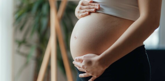 Mang thai có thể gây ảnh hưởng đến xương cụt. Nguồn: theconversation.com
