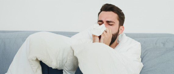 Cảm lạnh là một bệnh nhiễm trùng đường hô hấp trên do vi rút gây ra. Nguồn ảnh: Vicks.com