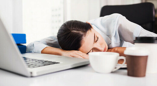 Mất ngủ sẽ gây ra cảm giác mệt mỏi, buồn ngủ vào ban ngày, kèm theo khó tập trung trong công việc. (nguồn: sleepbetterlivebetter.ca)