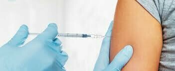 Tiêm phòng vacxin viêm gan là cách chủ động bảo vệ bạn khỏi các bệnh viêm gan virus. Nguồn: henryford.com.