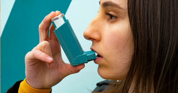 Dụng cụ hít Corticosteroid điều trị hen suyễn (nguồn ảnh: healthline.com)