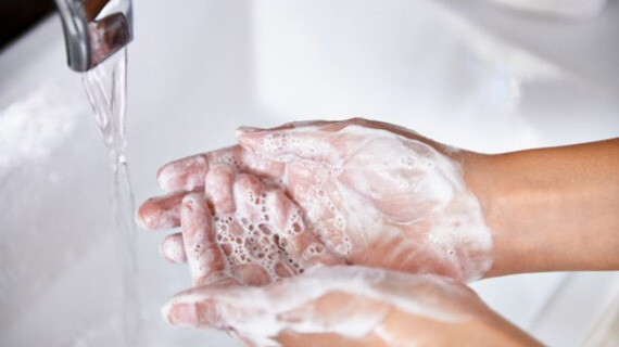  Rửa tay thật sạch bằng xà phòng và nước sau khi tiếp xúc với máu là một cách để phòng viêm gan B. (nguồn: cdc.gov)