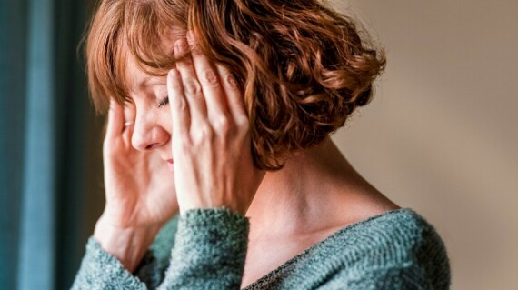 Khi dùng Ofloxacin có thể gặp tác dụng phụ như buồn nôn, chóng mặt, đau đầu (nguồn ảnh: healthline.com)