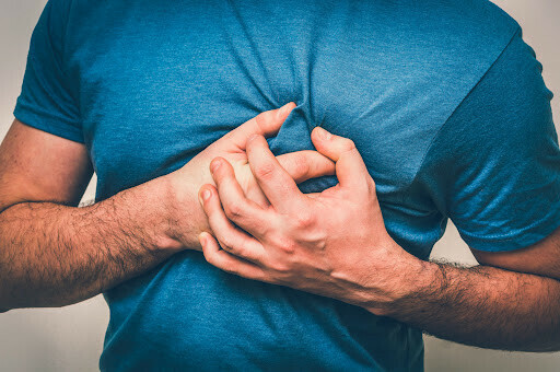 Triệu chứng phổ biến nhất của thiếu máu cục bộ cơ tim là đau ngực. Nguồn ảnh: shahriya2.test