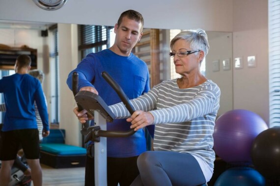 Tập thể dục thường xuyên có thể giúp giảm nồng độ cholesterol máu. Nguồn ảnh: Pinterest.com