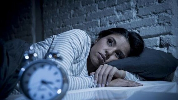 Cơn nấc cụt kéo dài vào ban đêm có thể khiến bạn mất ngủ và kiệt sức. Nguồn ảnh: shutterstock