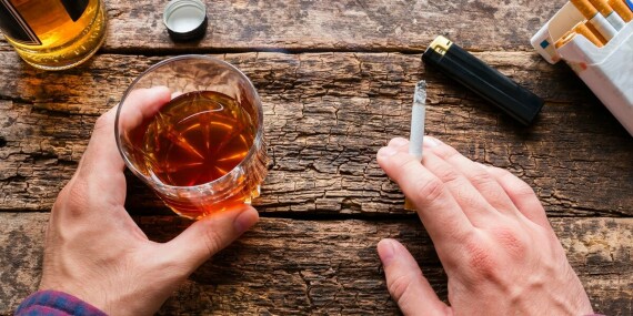 Uống rượu, hút thuốc làm tăng nguy cơ mắc bệnh GERD ( nguồn ảnh : https://www.biomedcentral.com/) 
