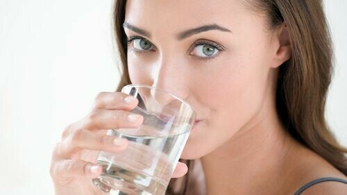 Hình: Uống nhiều nước giúp giảm triệu chứng nôn nao do rượu. Nguồn: The Mirror