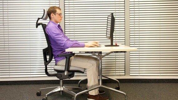 Sử dụng ghế có tựa lưng tốt, ngồi thẳng lưng và ngửa vai sẽ giúp bạn giảm mệt mỏi khi ngồi làm việc – Nguồn ảnh: Spinehealth.com