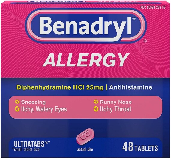 Đối với trường hợp dị ứng không biến chứng, thuốc kháng histamine đường uống có thể giúp giảm bớt hoạt động của histamine. (nguồn: amazon.com)