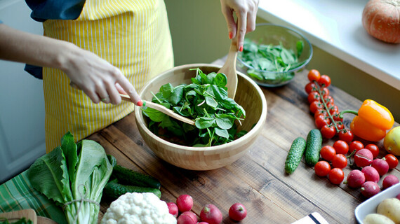 Ăn nhiều rau xanh và trái cây giúp phòng chống các bệnh ung thư (Nguồn ảnh: healthblog.uofmhealth.org)