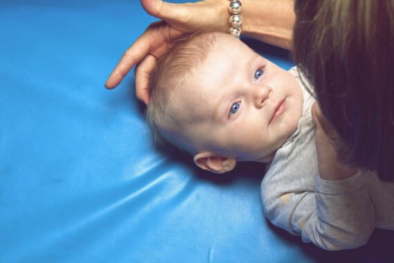Trẻ sơ sinh bị tự kỷ thường thiếu giao tiếp bằng mắt, nguồn ảnh therapiesforkids.com.au