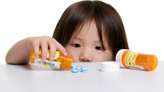 Bạn cần cẩn thận khi sử dụng thuốc cảm cho trẻ em vì rất dễ xảy ra tình trạng quá liều. Nguồn ảnh: Huffpost.com
