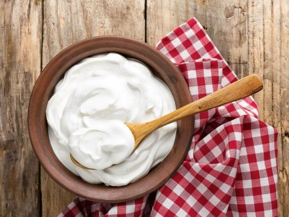 Sữa chua Hy Lạp cung cấp nhiều protein và chất béo cùng một lượng ít carbohydrat. Nguồn ảnh: medicalnewstoday.com