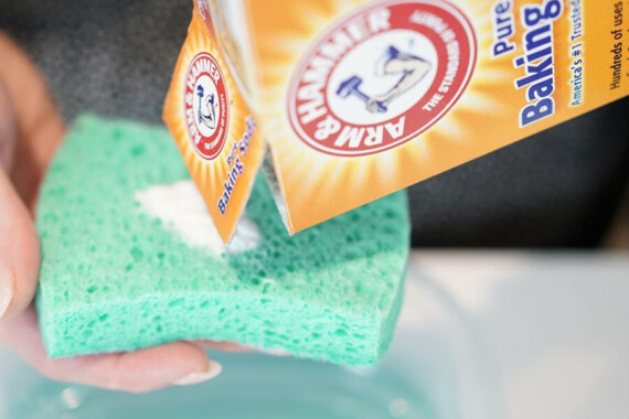 Sử dụng baking soda trong tẩy rửa nhà bếp. Nguồn ảnh: coolmomeats.com
