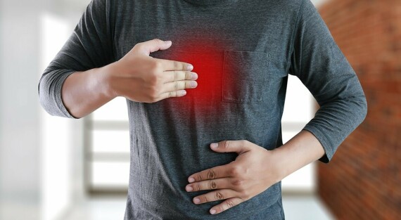 Cảm giác nóng rát giữa ngực là triệu chứng phổ biến của bệnh liên quan đến thực quản  (Nguồn ảnh: www.ligastrohealth.com)