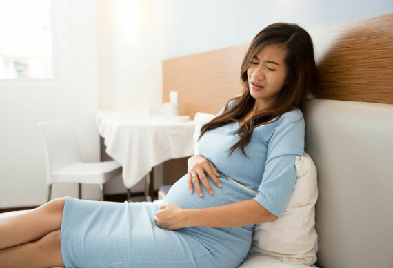Đi khám kịp thời khi xuất hiện triệu chứng đau bất thường trong thai kỳ - Nguồn ảnh: parenting.firstcry.com